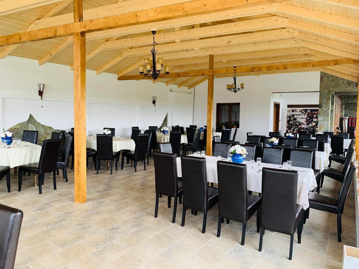 Alex & Maria Hotel Carpinisu Bagian luar foto
