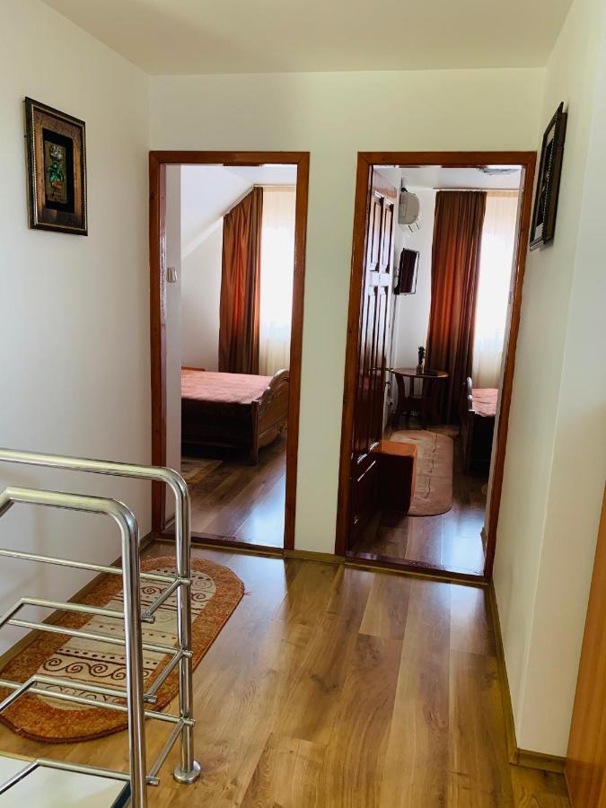 Alex & Maria Hotel Carpinisu Bagian luar foto