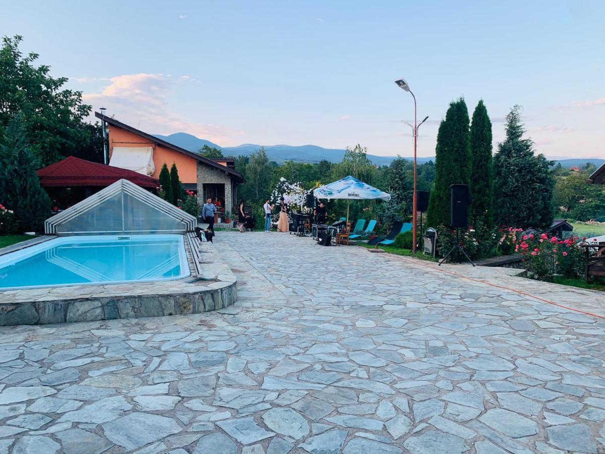 Alex & Maria Hotel Carpinisu Bagian luar foto