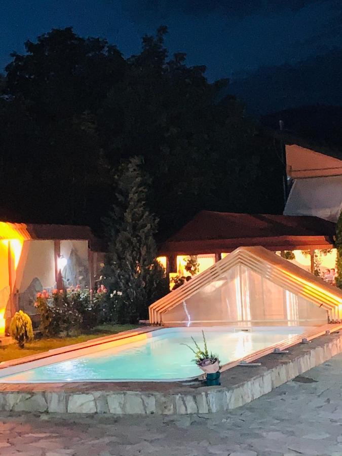 Alex & Maria Hotel Carpinisu Bagian luar foto