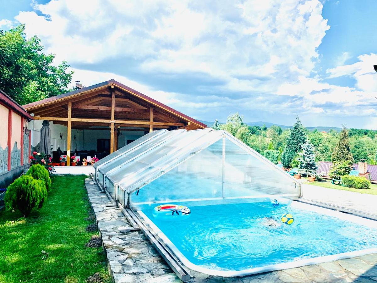 Alex & Maria Hotel Carpinisu Bagian luar foto