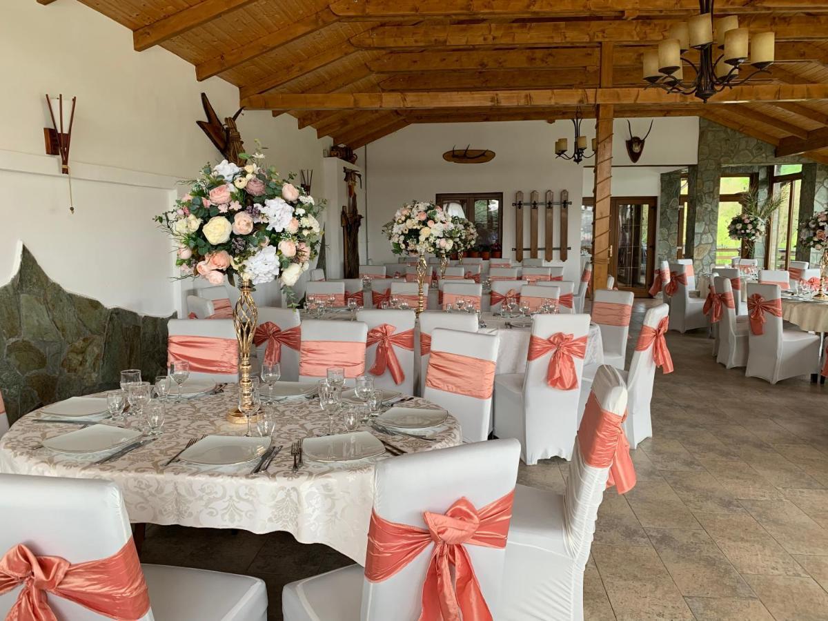 Alex & Maria Hotel Carpinisu Bagian luar foto