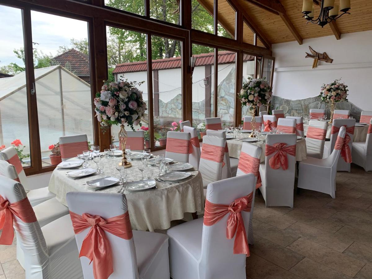 Alex & Maria Hotel Carpinisu Bagian luar foto